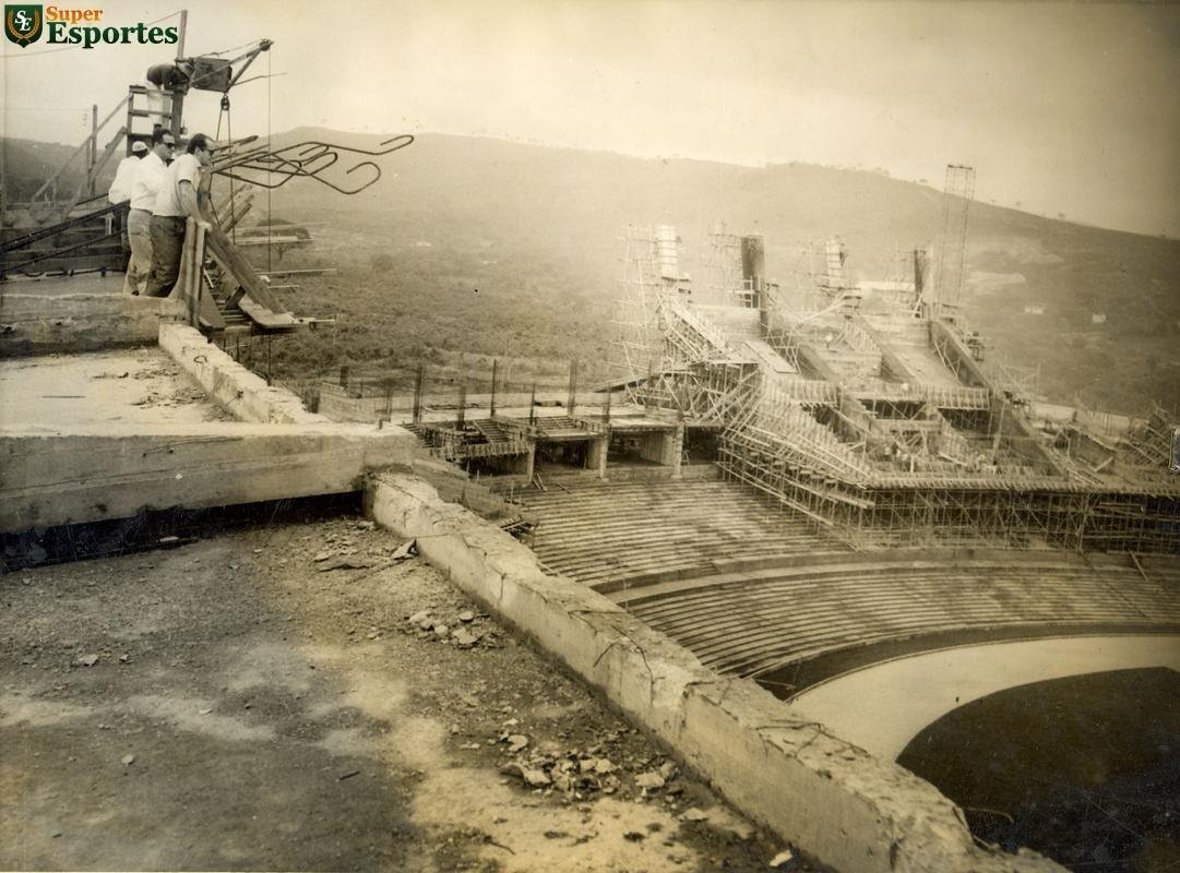 24/11/1964 - Da cobertura do Mineiro, o engenheiro Gil Csar Moreira de Abreu observa obras de construo do estdio