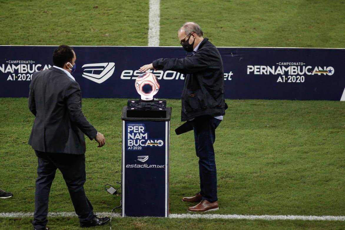 Jogo começou pegado para as equipes, com o Santa Cruz tendo mais posse de bola no começo, mas sem oferecer jogadas mais ofensivas, com o Náutico fechando as linhas de marcação.