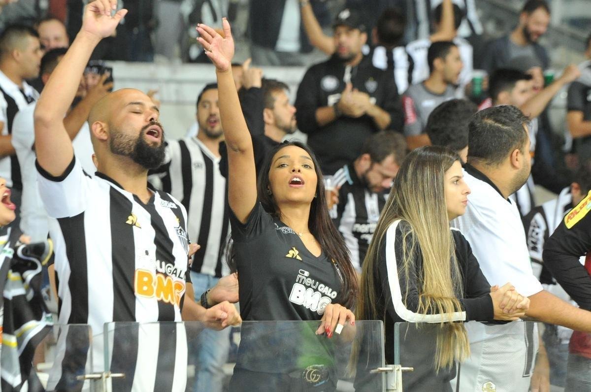 Torcedores do Atltico lotam as arquibancadas do Mineiro para acompanhar a partida vlida pelas quartas de final da Copa do Brasil