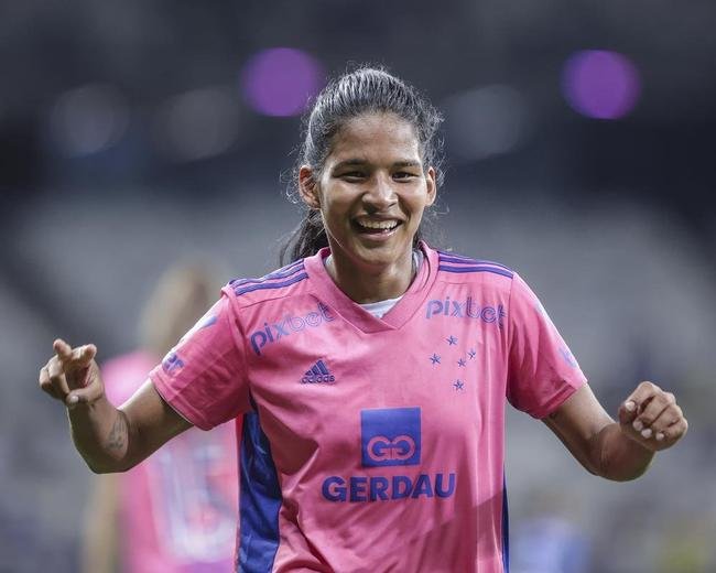 Em preliminar de Cruzeiro x Ituano pela Srie B, o time feminino da Raposa, conhecido como Cabulosas, goleou o Araguari por 8 a 0 pela terceira rodada do Campeonato Mineiro Feminino. Equipe cruzeirense estreou o uniforme rosa, confeccionado pela Adidas em homenagem  campanha Outubro Rosa, de conscientizao contra o cncer de mama