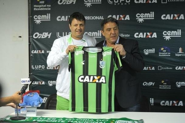 Presidente Marcus Salum apresentou Adilson Batista como novo tcnico do Amrica