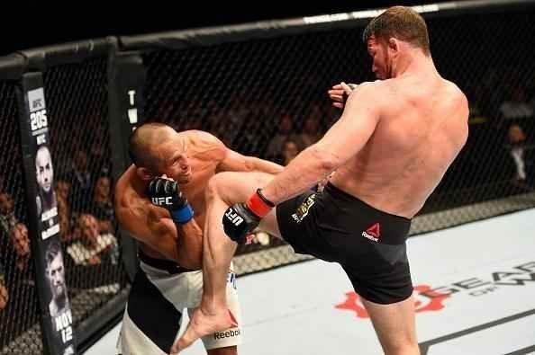 Na luta principal do UFC 204, em Manchester, Michael Bisping supera Dan Henderson em polêmica decisão unânime dos juízes e tem sucesso na primeira defesa de cinturão do peso médio