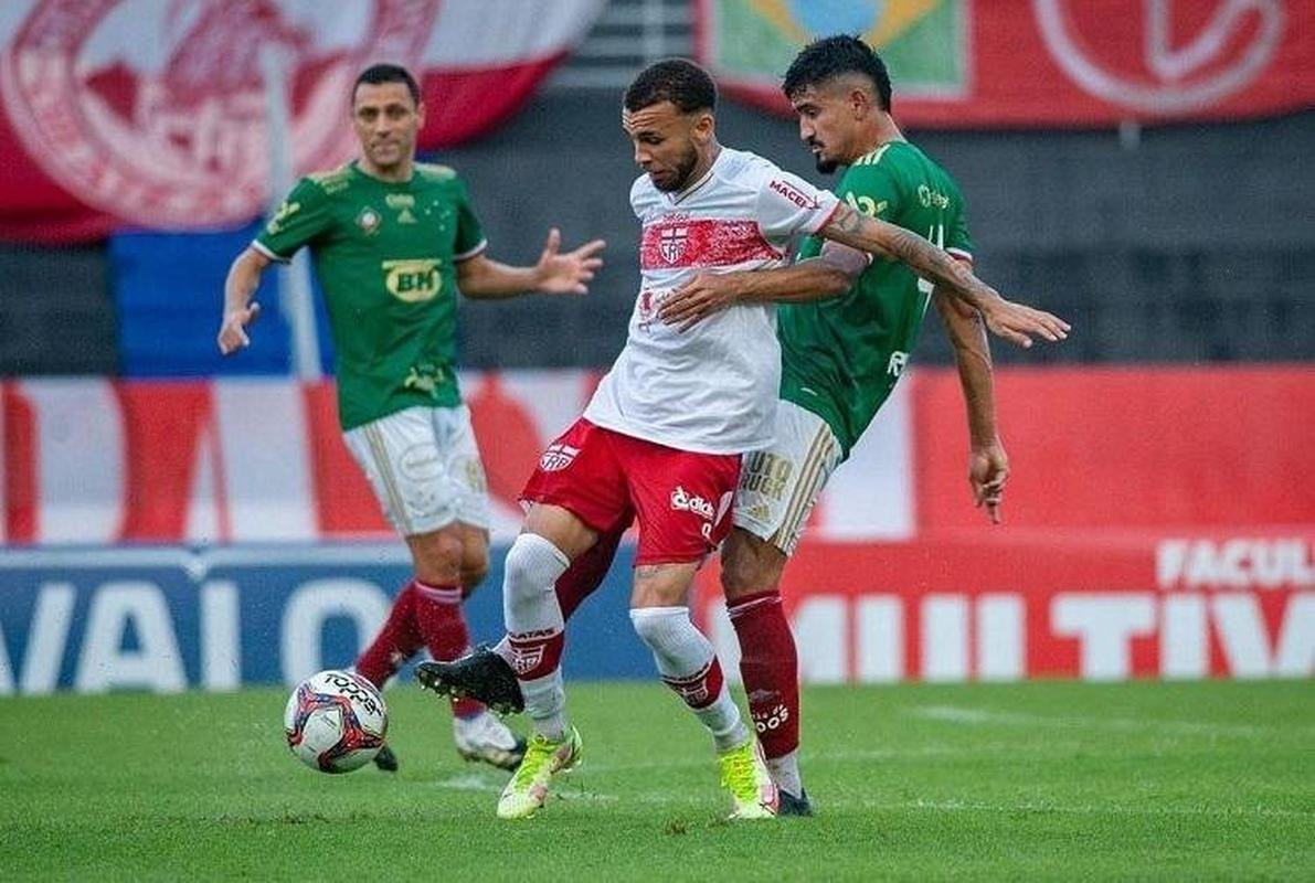 Imagens da partida entre CRB e Cruzeiro, no estdio Rei Pel, em Macei