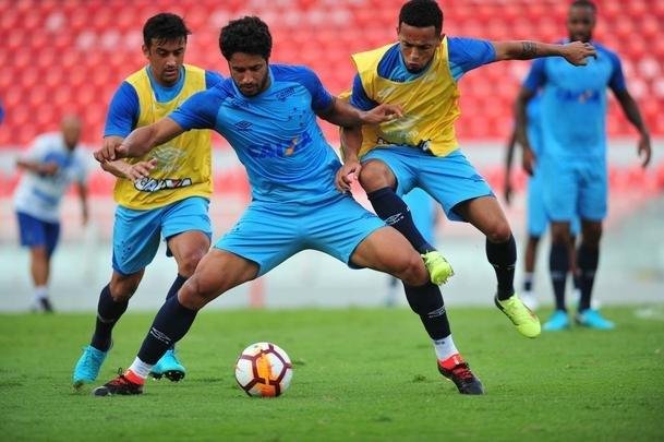 Fotos do treino do Cruzeiro no estdio Libertadores de Amrica, casa do Independiente, em Avellaneda. Time celeste fechou preparao para o jogo contra o Racing, s 21h30 desta tera-feira, no El Cilindro, pela primeira rodada do Grupo 5 da Copa Libertadores (Ramon Lisboa/EM D.A Press)