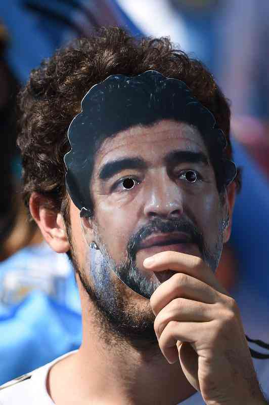 Vários torcedores argentinos foram flagrados com máscaras de Maradona no Mineirão.