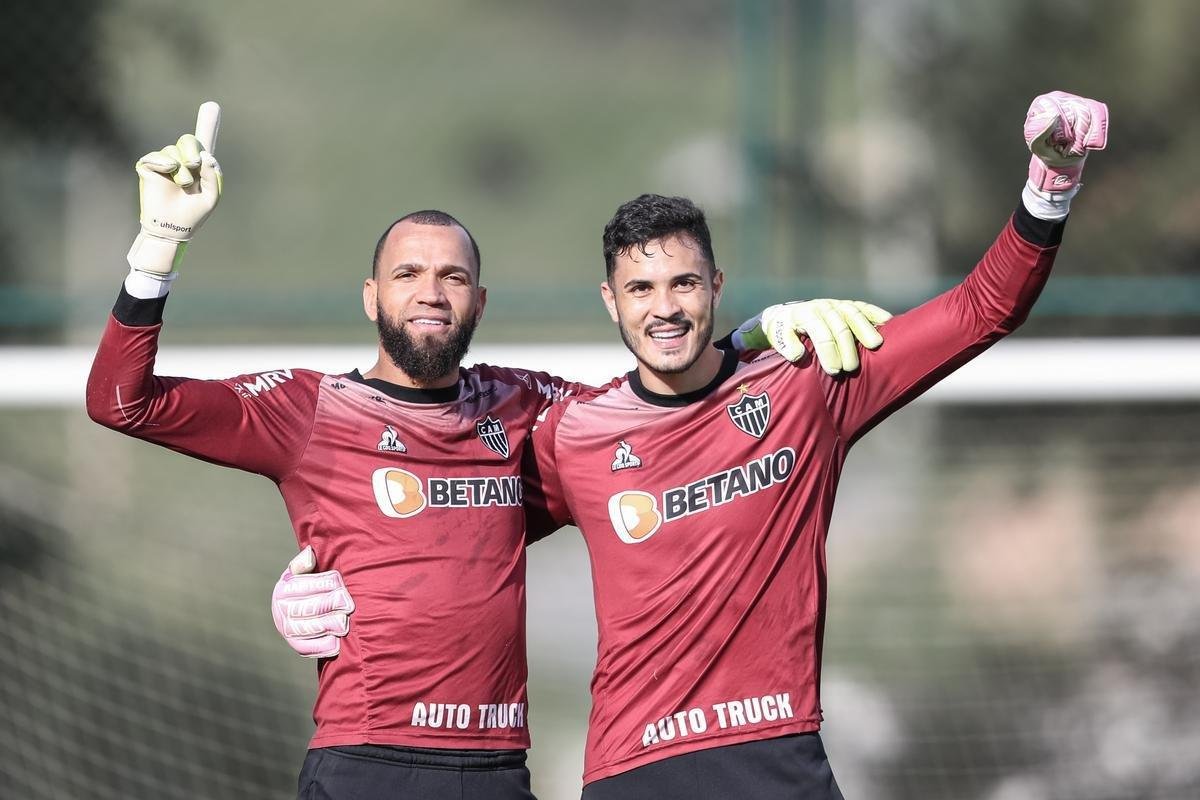 Com Guilherme Arana de volta, Cuca comanda atividade na Cidade do Galo