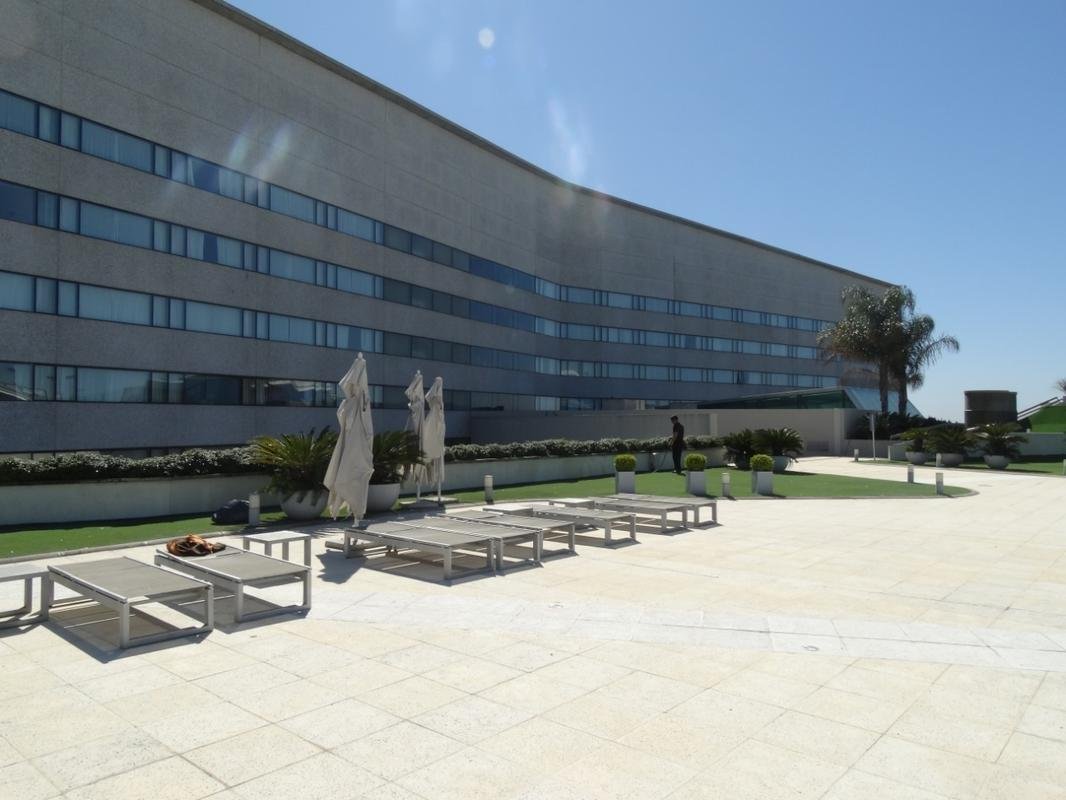 O hotel que abriga o Atltico tem cassino, shopping, spa, piscina, academia e quadras