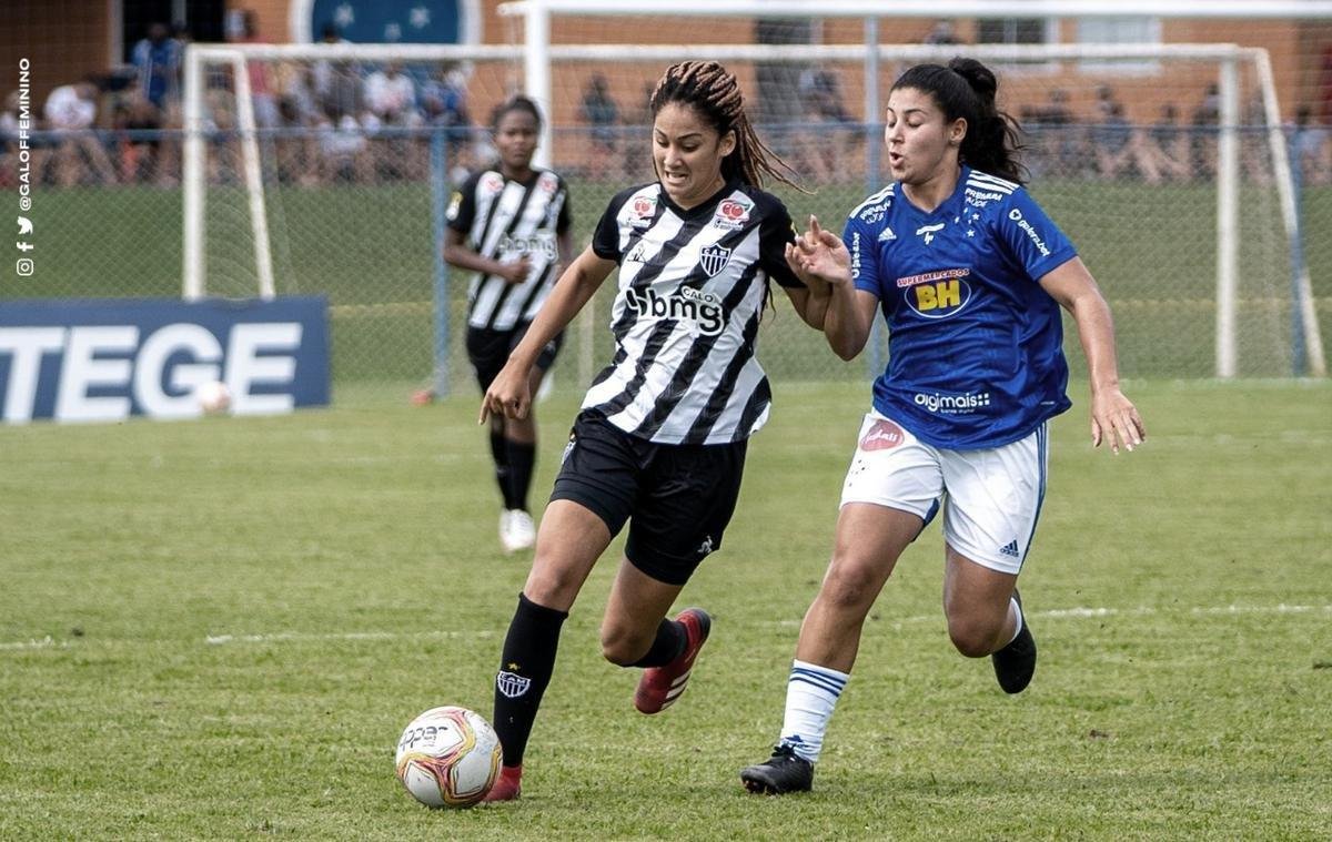 Cruzeiro e Atlético empataram em 0 a 0 nesta terça-feira (8), em partida adiada da 2ª rodada do Campeonato Mineiro Feminino. O confronto foi realizado na Toca da Raposa I, em Belo Horizonte, e decretou a classificação do Galo para a grande decisão.