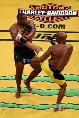 Fotos da derrota de Anderson Silva para Daniel Cormier no UFC 200