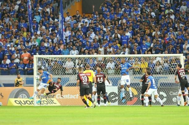 Lances do primeiro tempo da partida entre Cruzeiro e Atltico-PR, no Mineiro, pelas oitavas de final da Copa do Brasil