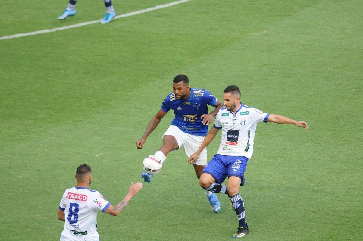 Cruzeiro goleou URT por 3 a 0 no Independncia com gols de Thiago, Machado e Edu em sua estreia no Mineiro. Ronaldo, dono da SAF, assistiu  partida no Horto. Duelo marcou estreia do tcnico uruguaio Paulo Pezzolano