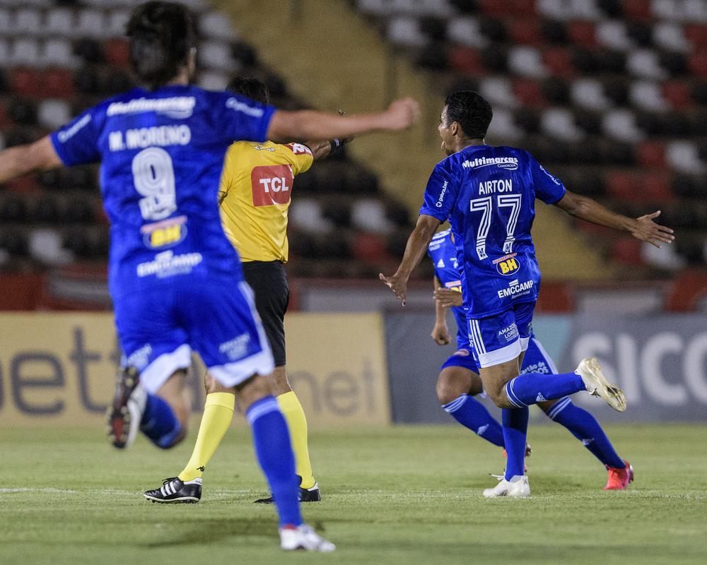 Botafogo-SP x Cruzeiro: Airton fez gol de cabeça aos 26 minutos do segundo tempo