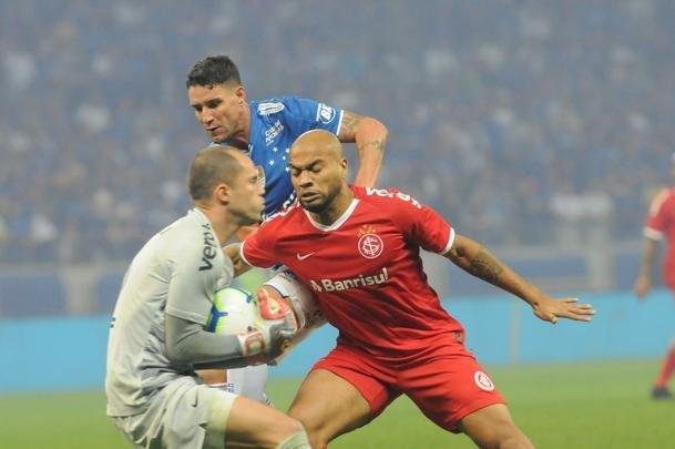 Fotos do primeiro tempo do duelo entre Cruzeiro e Internacional, no Mineiro, pela semifinal da Copa do Brasil