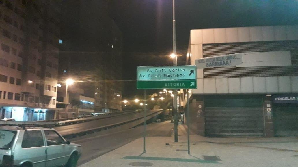 Faixas de apoio ao Cruzeiro so estendidas em Belo Horizonte antes da partida contra o FLuminense