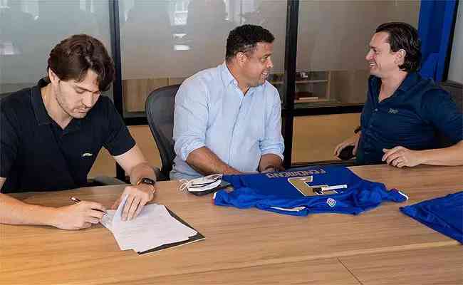 Pedro Mesquita, da XP, Ronaldo e Srgio Rodrigues, presidente do Cruzeiro, no dia da assinatura da proposta vinculante 