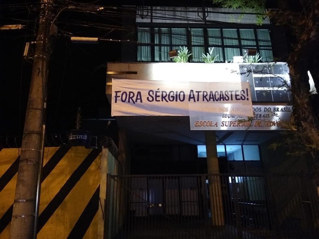 Presidente Wagner Pires de S�, o vice de futebol Itair Machado e o diretor-geral S�rgio Nonato foram os alvos dos protestos em frente � sede do Cruzeiro