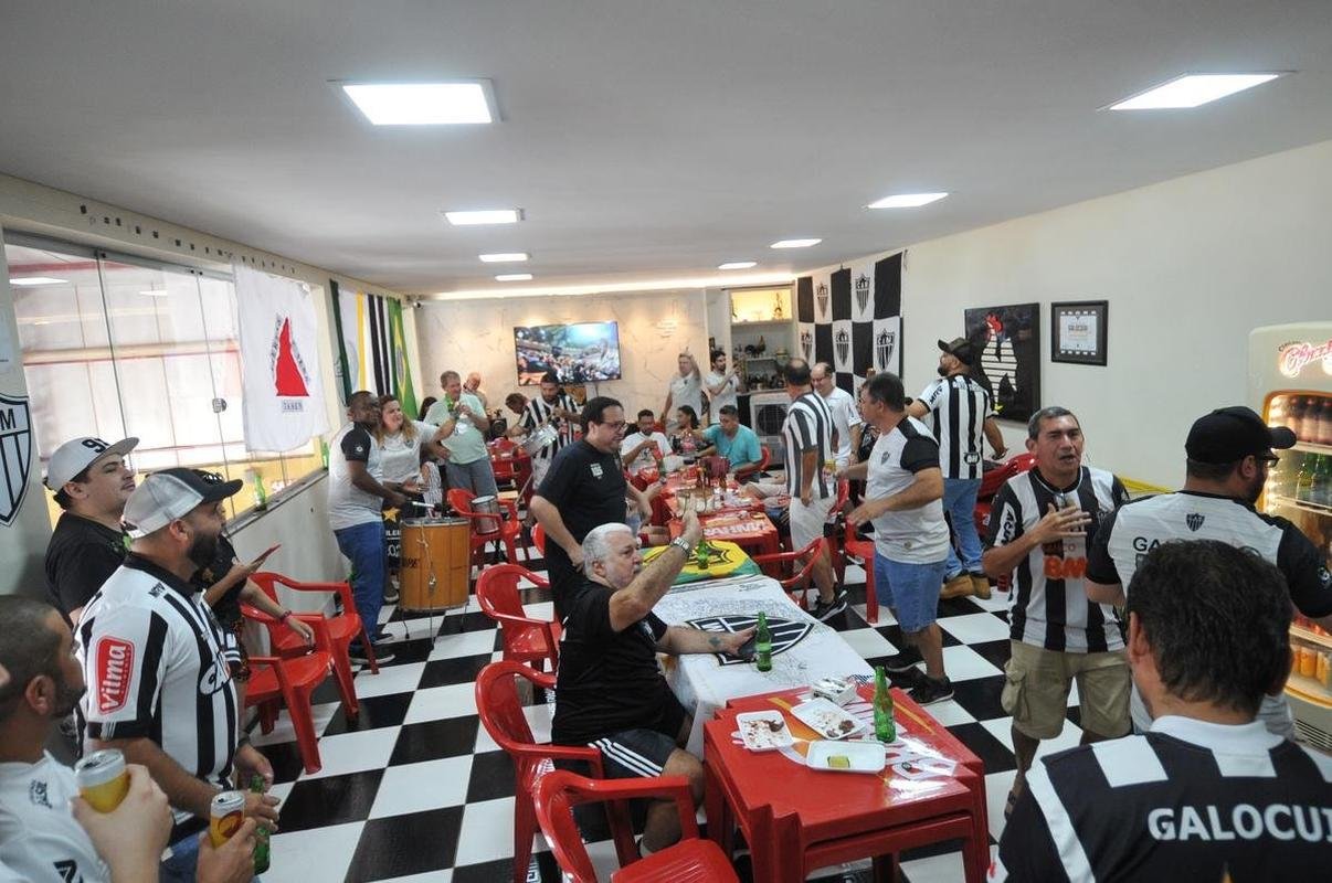 GaloCuia, nesse sbado (19), reuniu dezenas de atleticanos em 'concentrao' para a Supercopa do Brasil contra o Flamengo. As equipes se enfrentam no domingo, na Arena Pantanal, em busca do primeiro trofu da temporada 2022.