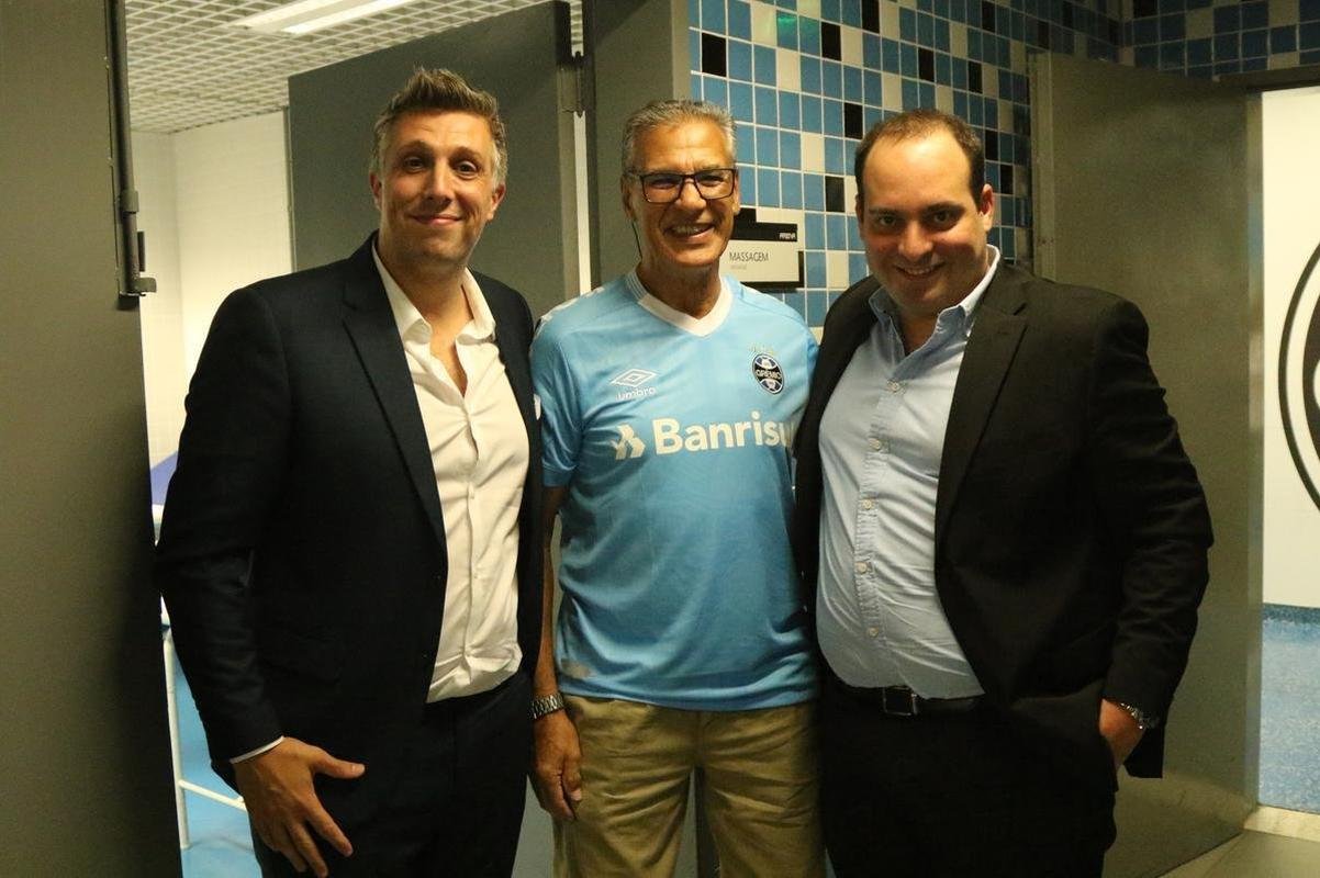 Luis Surez foi apresentado na Arena Grmio nesta quarta-feira (4/1)