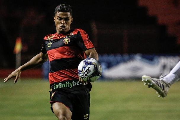 O Sport abriu o placar no primeiro tempo com Elton, escolhido pelo técnico Guto Ferreira como titular para a partida.