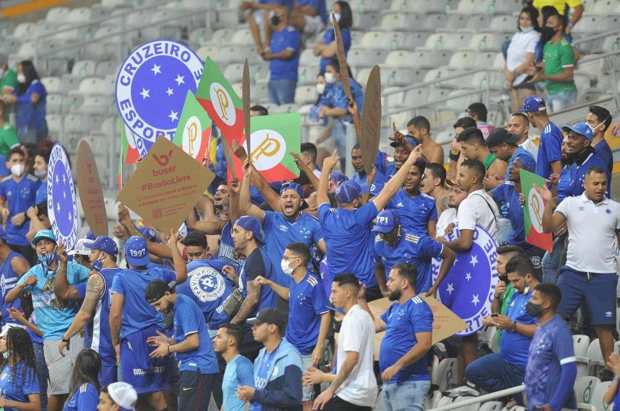 Fotos do jogo entre Cruzeiro e Confiana pela Srie B. Jogo  em Belo Horizonte marcou a volta da torcida cruzeirense ao Mineiro aps meses de ausncia devido  pandemia da COVID-19