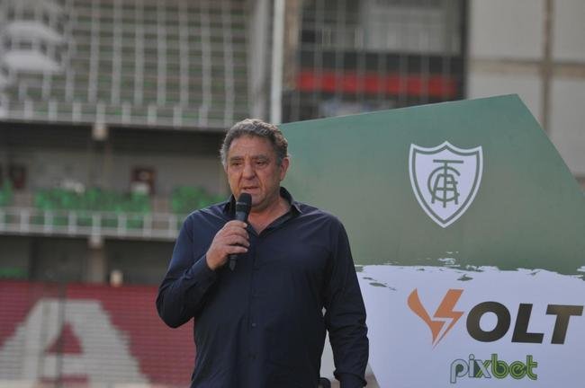 Mauro Zrate, atacante argentino de 34 anos, foi apresentado oficialmente pelo Amrica na tarde desta sexta-feira (3), no Estdio Independncia, em Belo Horizonte. Experiente, o atleta tem passagens por clubes como Fiorentina, Lazio e Inter de Milo, da Itlia, e tambm por Vlez Sarsfield e Boca Juniors, da Argentina.