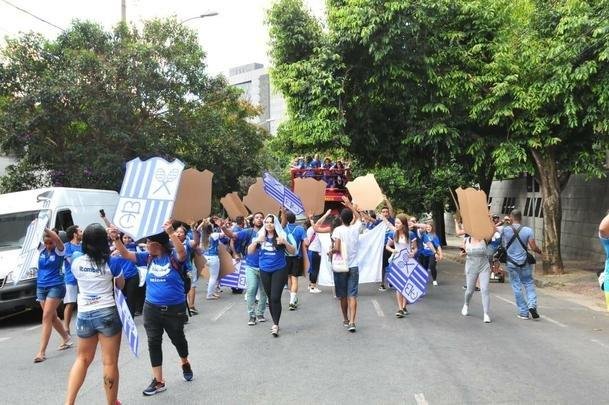 Jogadoras do Minas desfilam em carro aberto pelas ruas de Belo Horizonte após conquista do tri da Superliga Feminina de Vôlei