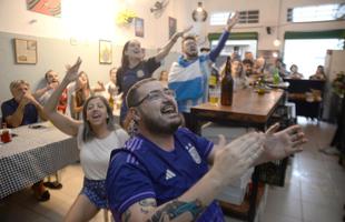 No bar Massa Madre, em BH, torcedores argentinos e admiradores da seleo de Lionel Messi foram  loucura e tambm choraram com a classificao  final da Copa do Mundo de 2022, no Catar, aps a vitria por 3 a 0 sobre a Crocia