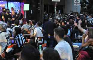 Nesta quinta-feira (2), torcedores do Atltico lotaram os bares de BH para acompanhar Bahia x Galo, jogo adiado da 32 rodada do Campeonato Brasileiro. Na imagem, bares na regio da Savassi.