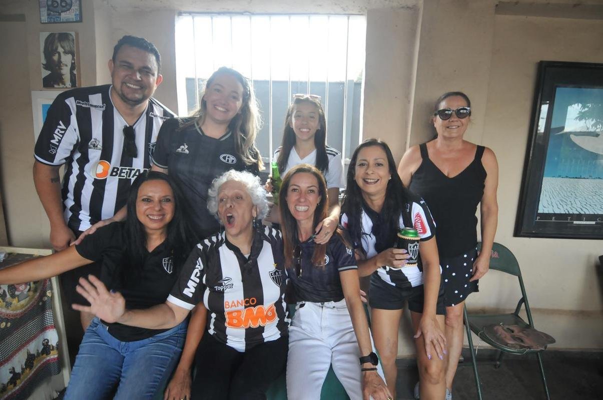 Familiares e amigos acompanham final do Mineiro na casa de dona Myrza Guimares, torcedora do Atltico vizinha do estdio Independncia