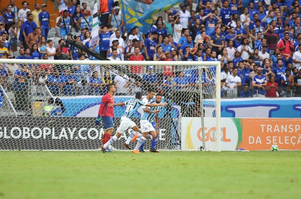 Cruzeiro estreou novo uniforme neste sbado, contra o Grmio