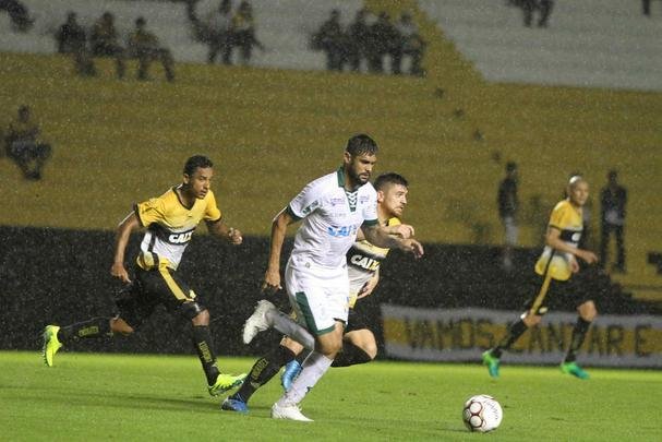 Fotos da vitria de virada do Amrica sobre o Cricima no Estdio Heriberto Hulse, em Cricima, pela Srie B