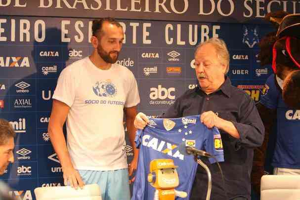 Atacante Barcos, o 'Pirata', vestiu a camisa 28 do Cruzeiro e falou sobre desejo de conquistar muitos títulos