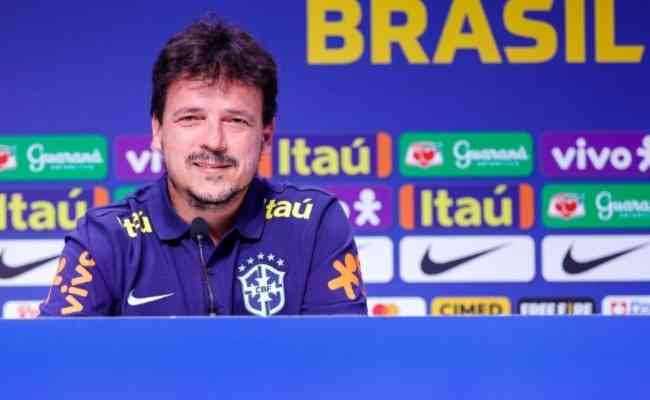 Diniz é apresentado na seleção e desconversa sobre a vinda de Ancelotti