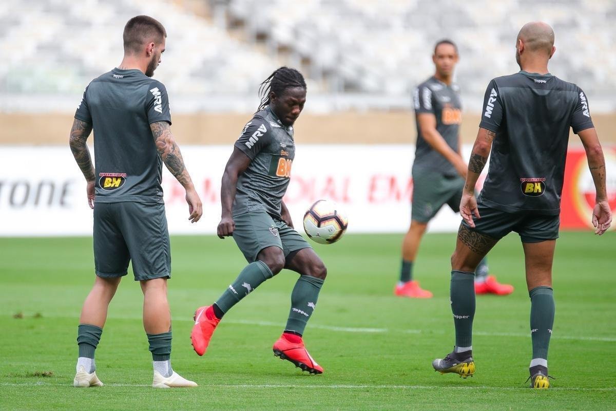 Levir Culpi comanda treino no Mineiro antes da estreia no Grupo E da Libertadores