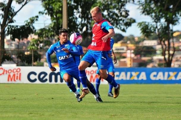 Sem Thiago Neves, que est com desgaste na panturrilha, Mano Menezes escalou o time titular do Cruzeiro no coletivo com Fbio; Lucas Romero, Leo, Murilo e Egdio; Henrique e Ariel Cabral; Robinho, Arrascaeta e Rafinha; Fred. Os reservas atuaram com Rafael; Arthur, Digo, Manoel e Marcelo Hermes; Lucas Silva, Nonoca e Bruno Silva; Rafael Marques, Rafael Sobis e Judivan