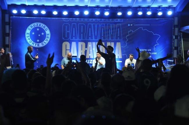 Ronaldo levou cruzeirenses de Conselheiro Lafaiete ao delrio ao participar da Caravana do Cruzeiro nesta quarta-feira (26). Fenmeno esteve acompanhado no palco de Pedro Loureno, patrocinador do clube, e ganhou msica nova produzida pelo rapper Das Quebradas