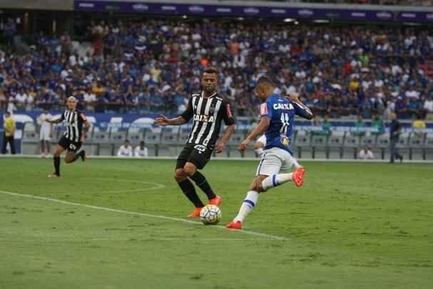 Imagens do segundo tempo do clssico entre Cruzeiro e Atltico, no Mineiro