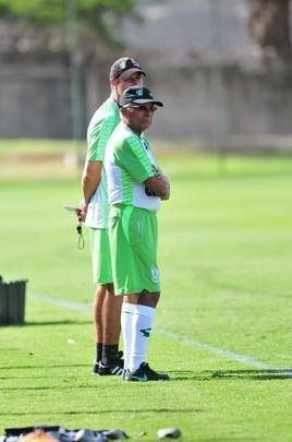 Técnico acompanhou treinamento regenerativo do elenco nesta segunda-feira