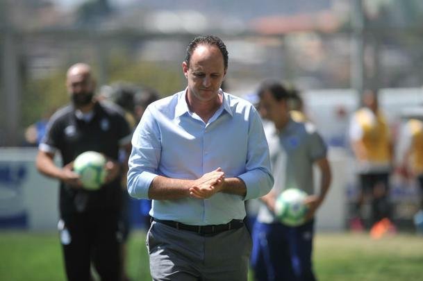 Lances da partida entre Cruzeiro e Grmio, no Independncia, pela 18 rodada do Campeonato Brasileiro