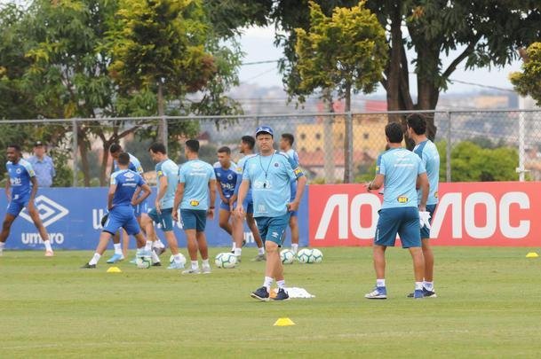 Adilson Batista em ao em seu primeiro treino  frente do Cruzeiro