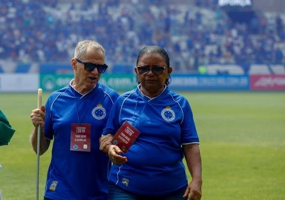 Seu Lcio entrou no gramado com jogadores, carregou bandeira do Brasil e realizou grande sonho