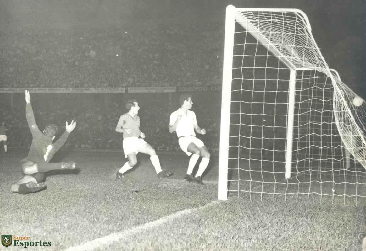 Imagens da vitória do Cruzeiro sobre o Santos, por 6 a 2, no Mineirão, no jogo de ida da final da Taça Brasil de 1966. Gols celestes foram marcados por Zé Carlos (contra), Natal, Dirceu Lopes (3) e Tostão (pênalti)