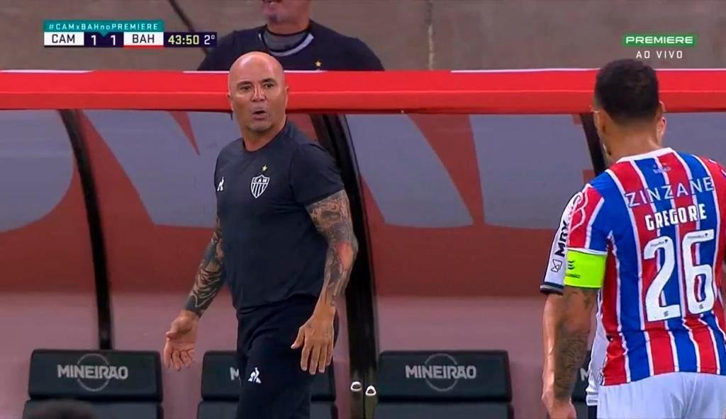 Em fevereiro de 2021, Sampaoli protagonizou discusses com alguns jogadores adversrios. Nas rodadas finais do Brasileiro, os alvos foram o meia Nen, do Fluminense, e o volante Gregore, do Bahia.