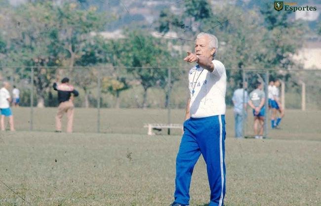 Tcnico nio Andrade, campeo da Supercopa de 1991 com o Cruzeiro, em seu ltimo trabalho na carreira, em 1995. Foto registra treino na Toca da Raposa I h 22 anos. Treinador faleceu em 1997.