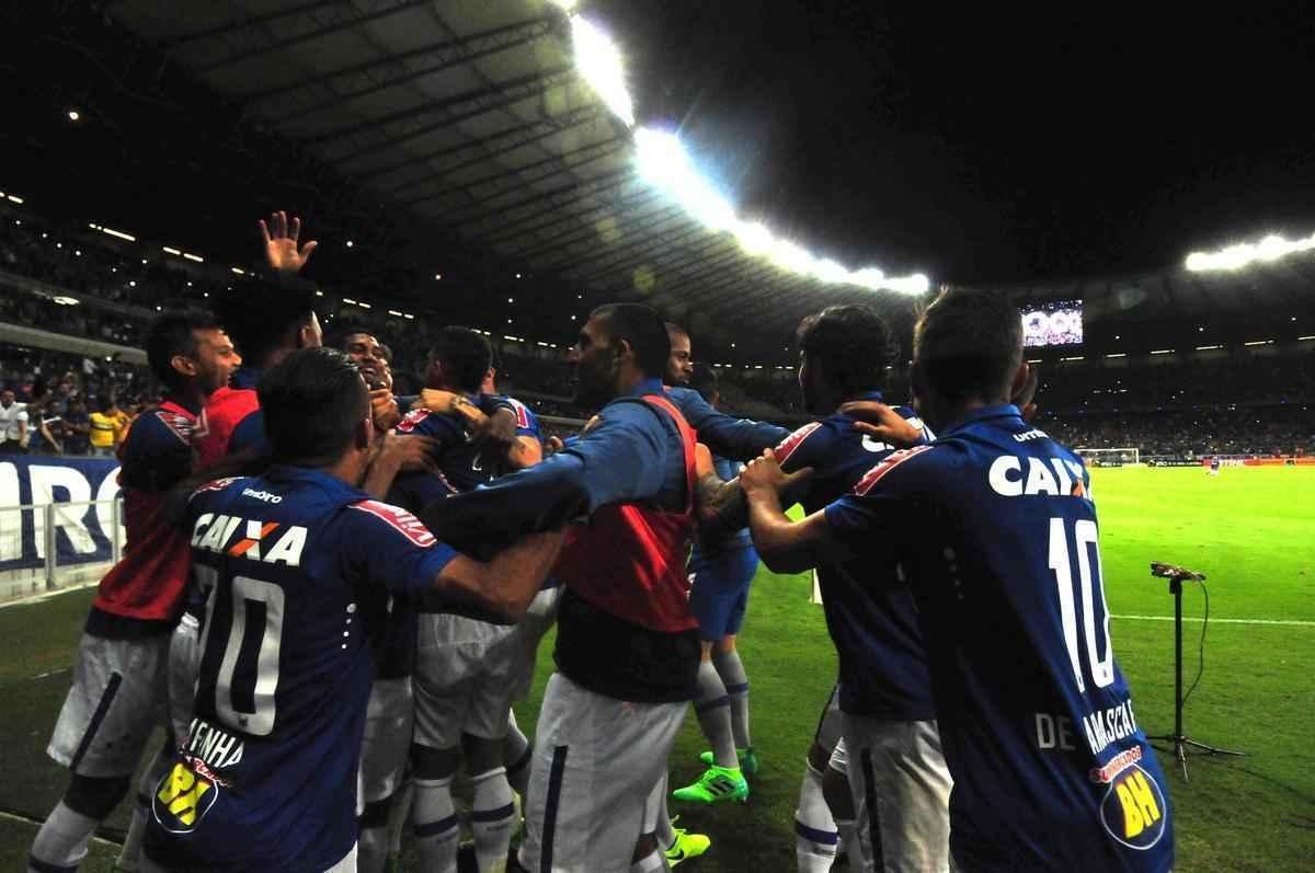 Cruzeiro perde por 2 a 1, mas gol de Thiago Neves assegura classificao s oitavas de final