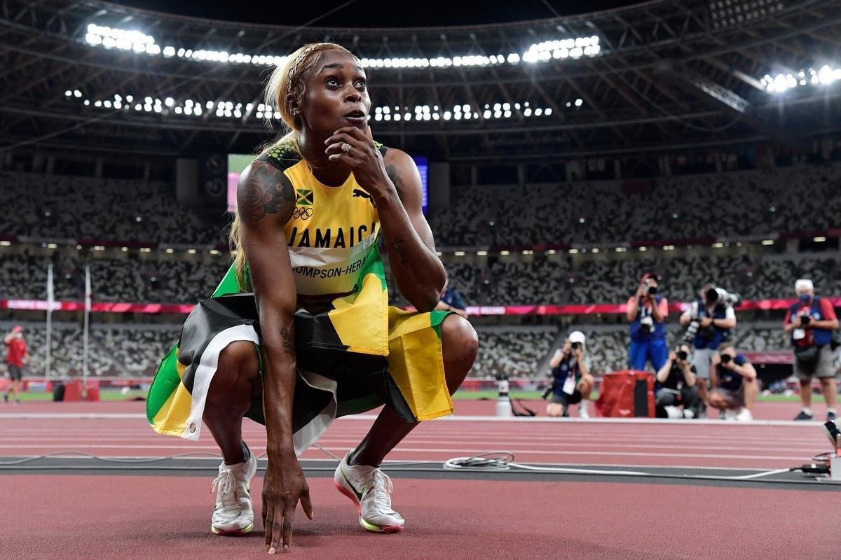Fotos espetaculares da vitria da jamaicana Elaine Thompson-Herah nos 100m rasos dos Jogos Olmpicos de Tquio com o tempo de 10s61. A velocista quebrou o recorde olmpico e comandou o pdio jamaicano ao lado de Ann Fraser-Pryce, prata, e Shericka Jackson, bronze.