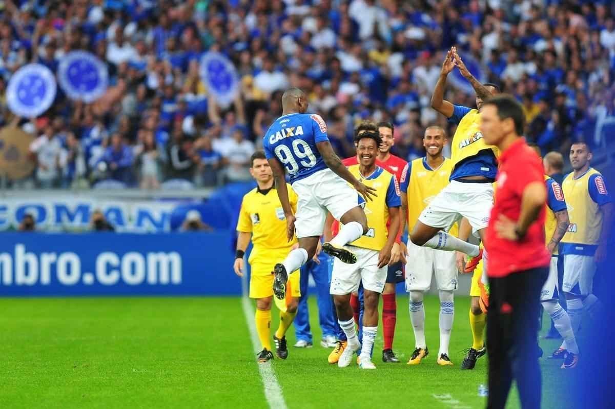 Sass fez comemorao tradicional no primeiro gol com a camisa do Cruzeiro