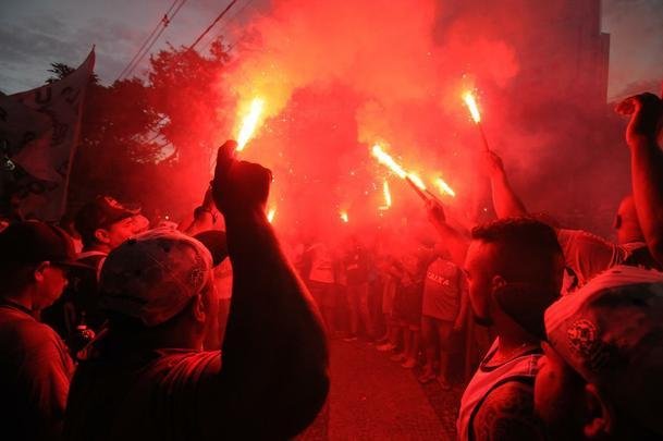Depois de protesto na madrugada, torcedores do Atltico voltaram  sede de Lourdes, em BH, no final da tarde desta sexta-feira para atacar a diretoria do clube e os jogadores. Time foi goleado por 4 a 1 pelo Cerro Porteo na quarta-feira, em Assuno, e passou a ter chances remotas de se classificar s oitavas de final da Copa Libertadores. No domingo, Galo abre final do Mineiro contra o Cruzeiro, no Mineiro. Presso tenta mexer com brios do elenco s vsperas da deciso.