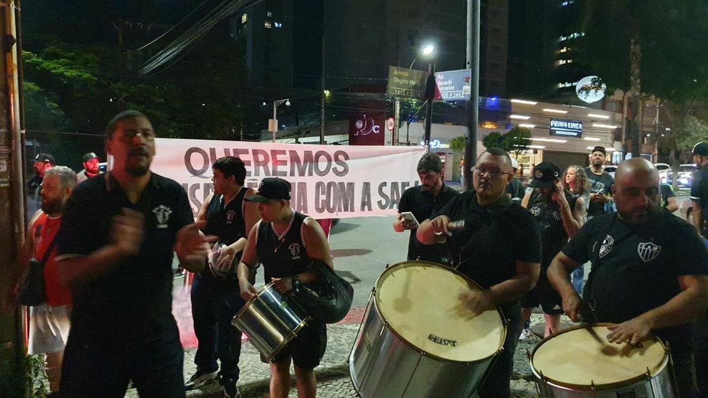 Torcedores do Atltico protestaram em frente  sede do clube nesta segunda-feira (21/11)
