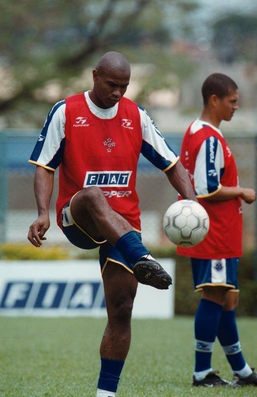 Fotos do zagueiro Joo Carlos em suas passagens pelo Cruzeiro, entre 1996 e 2001